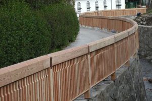 Holz Geländer für Gehweg neben Bach