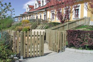 gartenzaun-impraegniert-abgerundet-bretter-holz-heckele