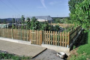 gemüsegarten-gartenzaun-holz-heckele