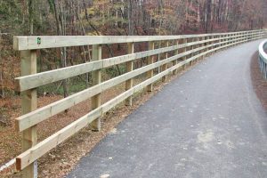 holzgelaender-fahrradweg-laerche-holz-heckele