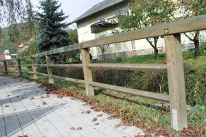 holzgelaender-gehweg-kesseldruckimpraegniert-holz-heckele