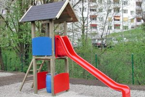 kinder-spielturm-rutsche-holz-heckele