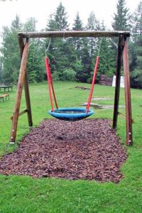 korbschaukel-vogelnest-fallschutz-rindenmulch-holz-heckele