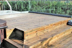 laerche-terrasse-stufen-glasgelaender-holz-heckele