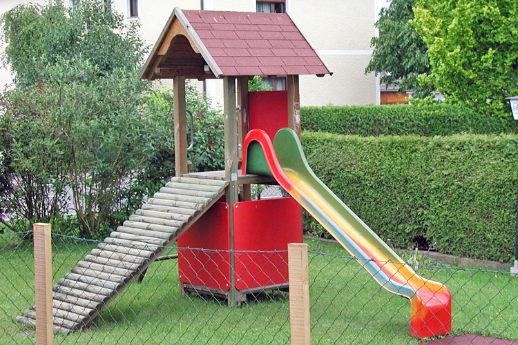 spieleturm-bunte-rutsche-kletterbrett-holz-heckele