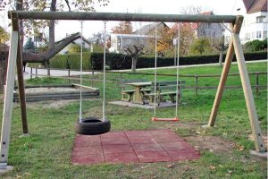 spielplatz-doppel-schaukel-reifenschaukel-fallschutzmatten-holz-heckele