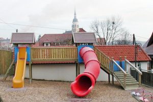 spielplatz-rutschturm-kombi-bruecke-wackeltreppe-holz-heckele