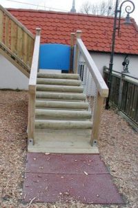 wackel-treppe-kinderspielplatz-fallschutzmatten-holz-heckele